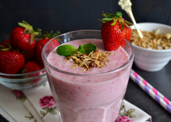 Vegan Strawberry Oatmeal Smoothie