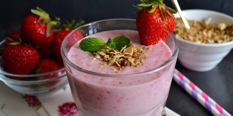 Vegan Strawberry Oatmeal Smoothie