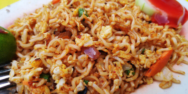 QUICK RAMEN NOODLE STIR FRY
