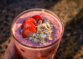 Strawberry Oatmeal Breakfast Smoothie