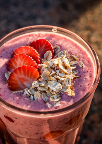 Strawberry Oatmeal Breakfast Smoothie